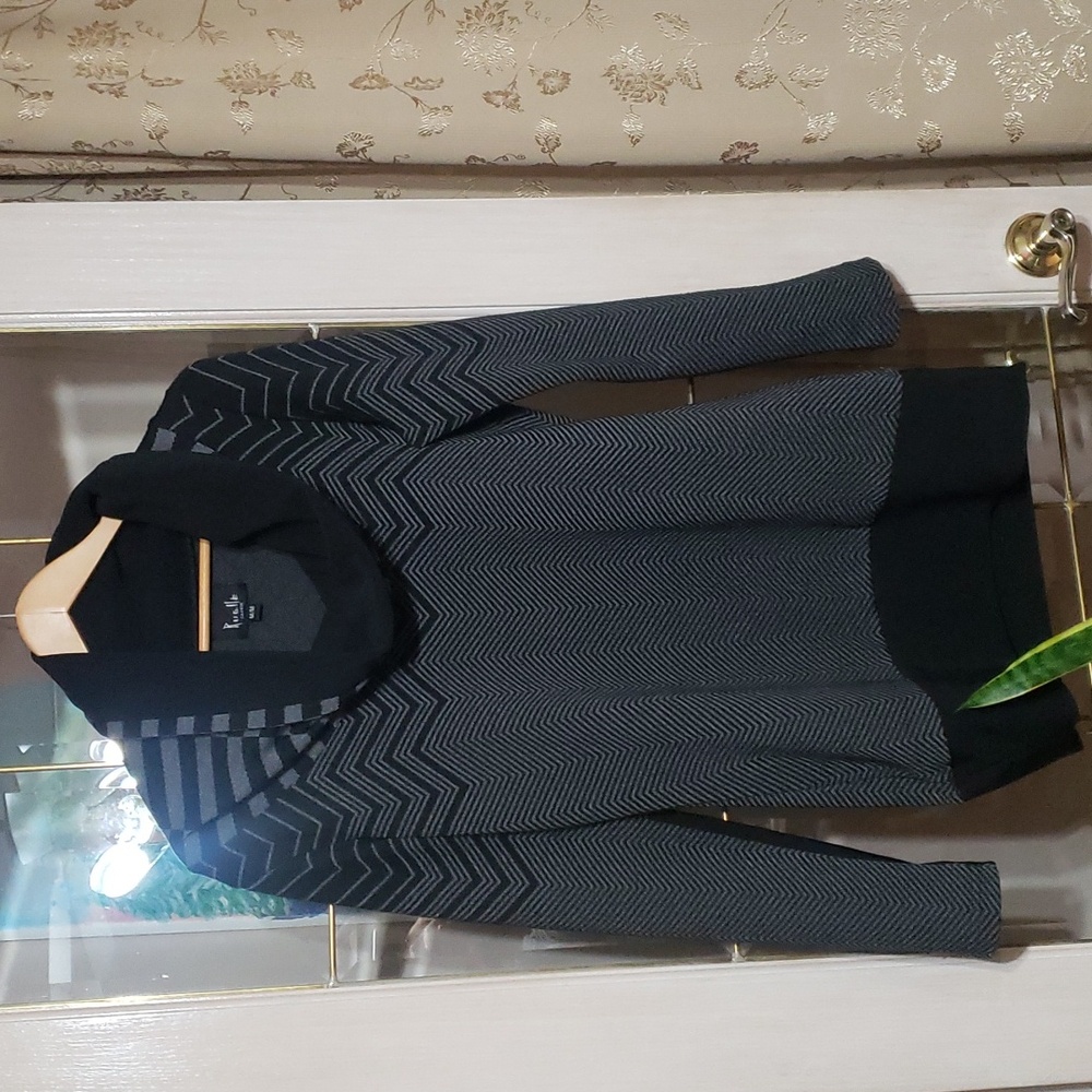 Ruelle Tunic Great condition Medium but fits more like a small.